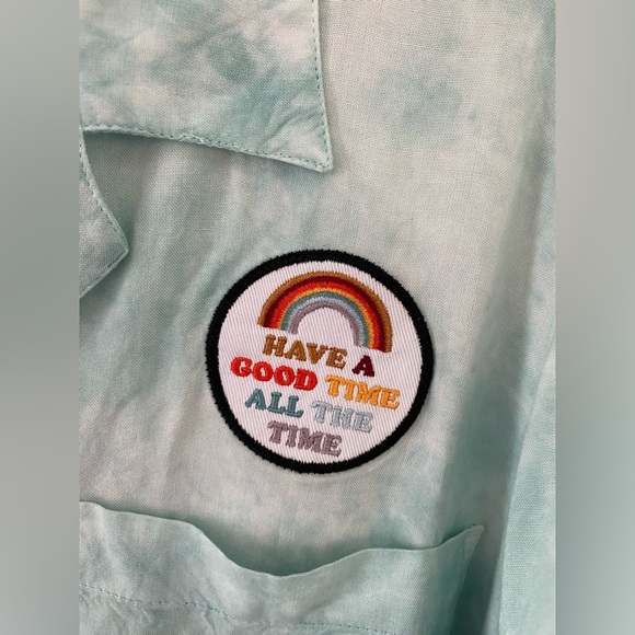 NWT - Volcom Women's Outer Banks X Netflix OBX Sarah Short Sleeve Woven Shirt - Picture 5 of 13